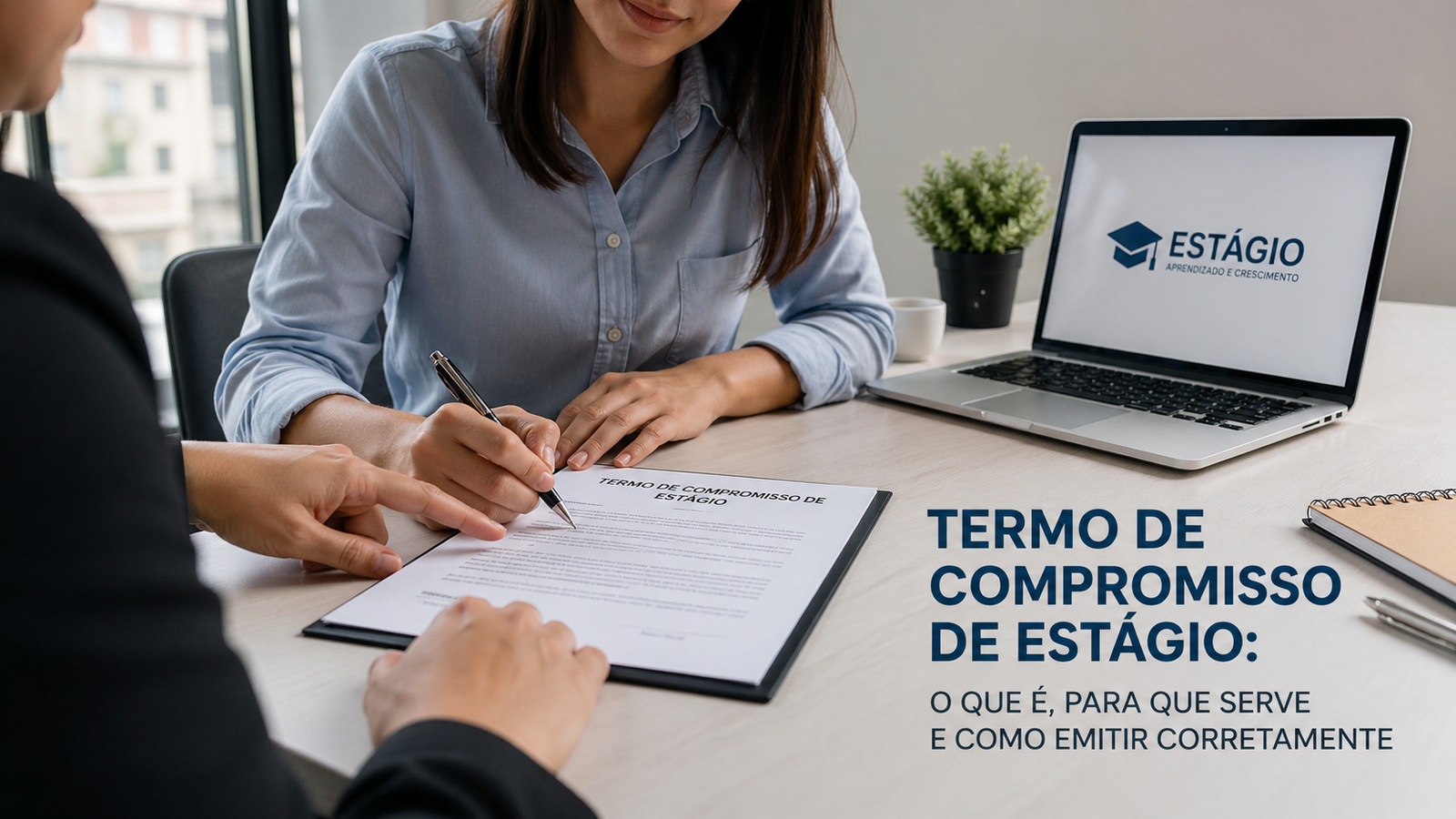 Documento de Termo de Compromisso de Estágio assinado sobre mesa de escritório
